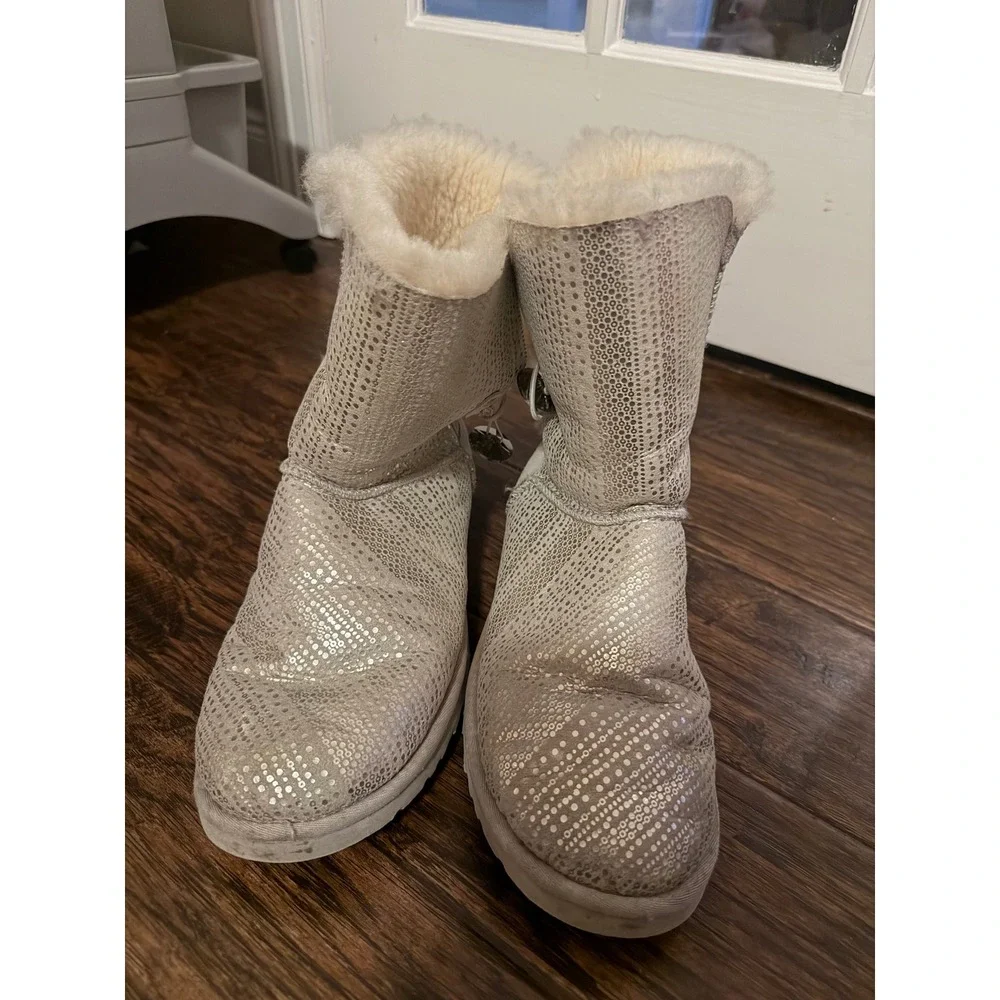 UGG Bailey Button Metallic Snake Silver Shearling Boots 1004774 Womens 9